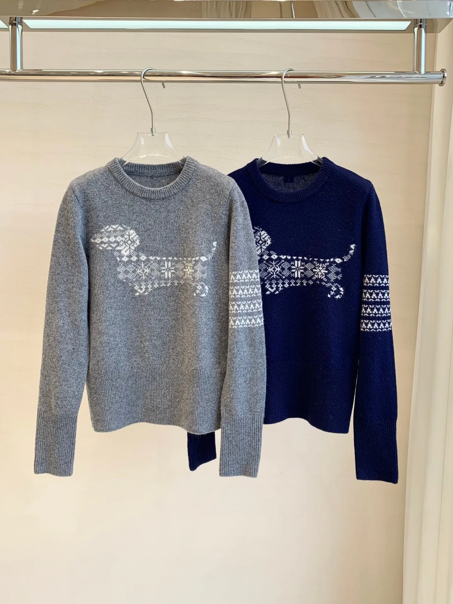 Ladies Woolen Knitted Sweater round Neck Dog Pattern Casual Style High End Lazy Fashion Soft Warm Long Sleeve Top for Women
Ladies Woolen Knitted Sweater round Neck Dog Pattern Casual Style High End Lazy Fashion Soft Warm Long Sleeve Top for Women