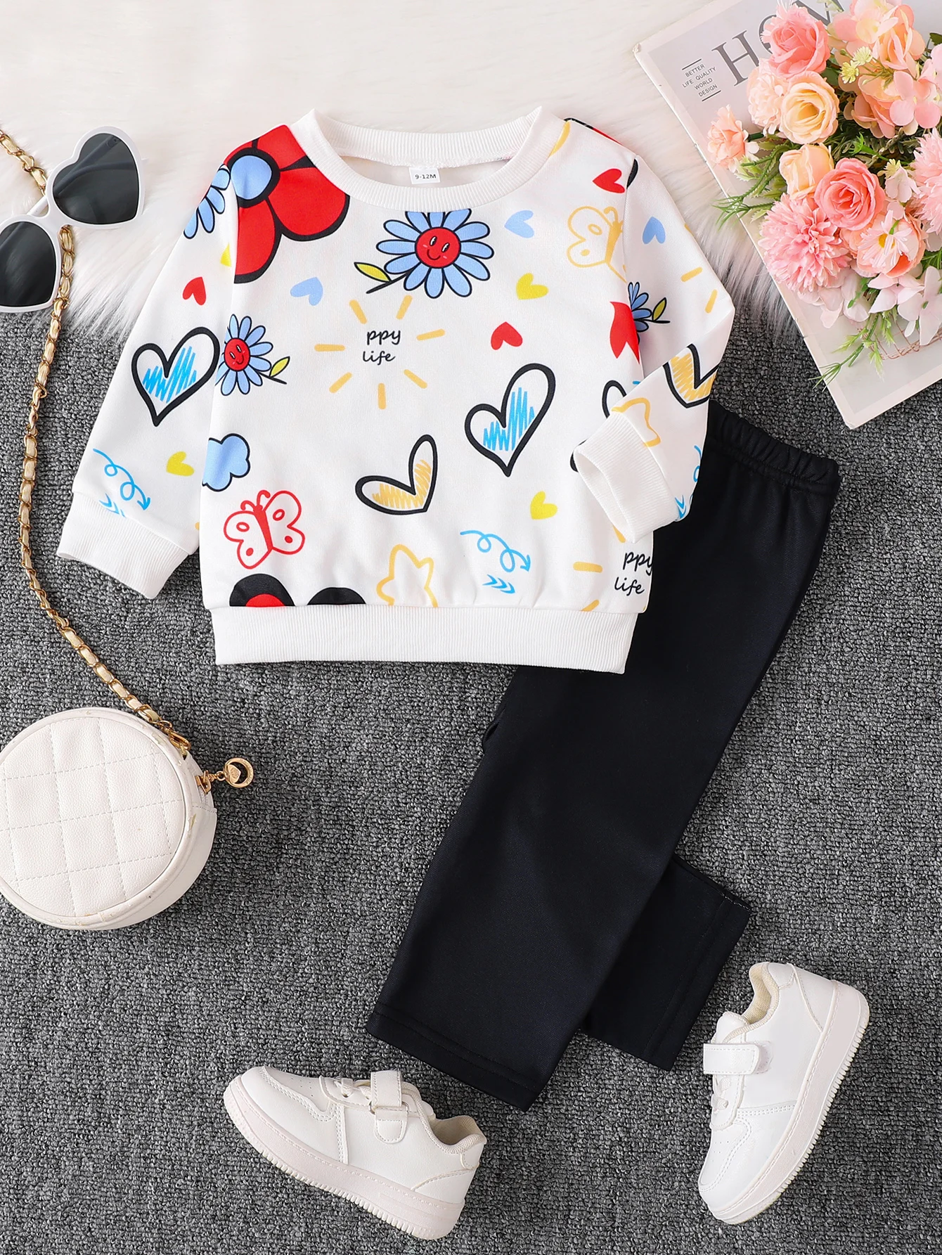 Набор с принтом цветов и сердечек, нарисованный вручную — яркий сладкий игривый осенний наряд для малышей
Набор с принтом цветов и сердечек, нарисованный вручную — яркий сладкий игривый осенний наряд для малышей