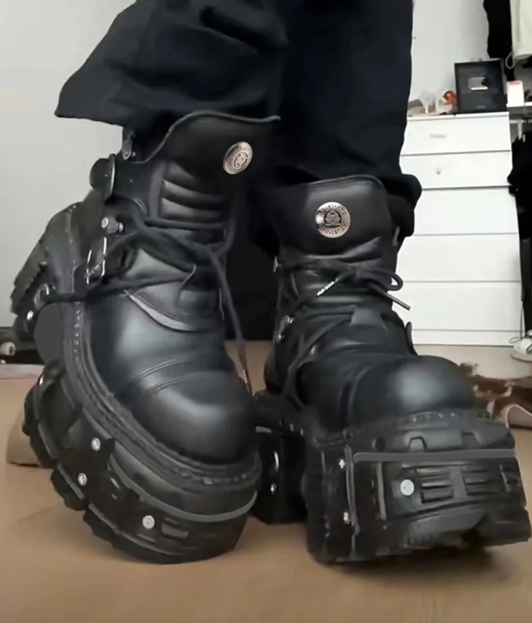 2025 New Genuine Leather Tank Sole Punk Short Boots Fashion Street Motorcycle Boots Short Boots Thick Sole Buckle Lace Up Boots
2025 New Genuine Leather Tank Sole Punk Short Boots Fashion Street Motorcycle Boots Short Boots Thick Sole Buckle Lace Up Boots