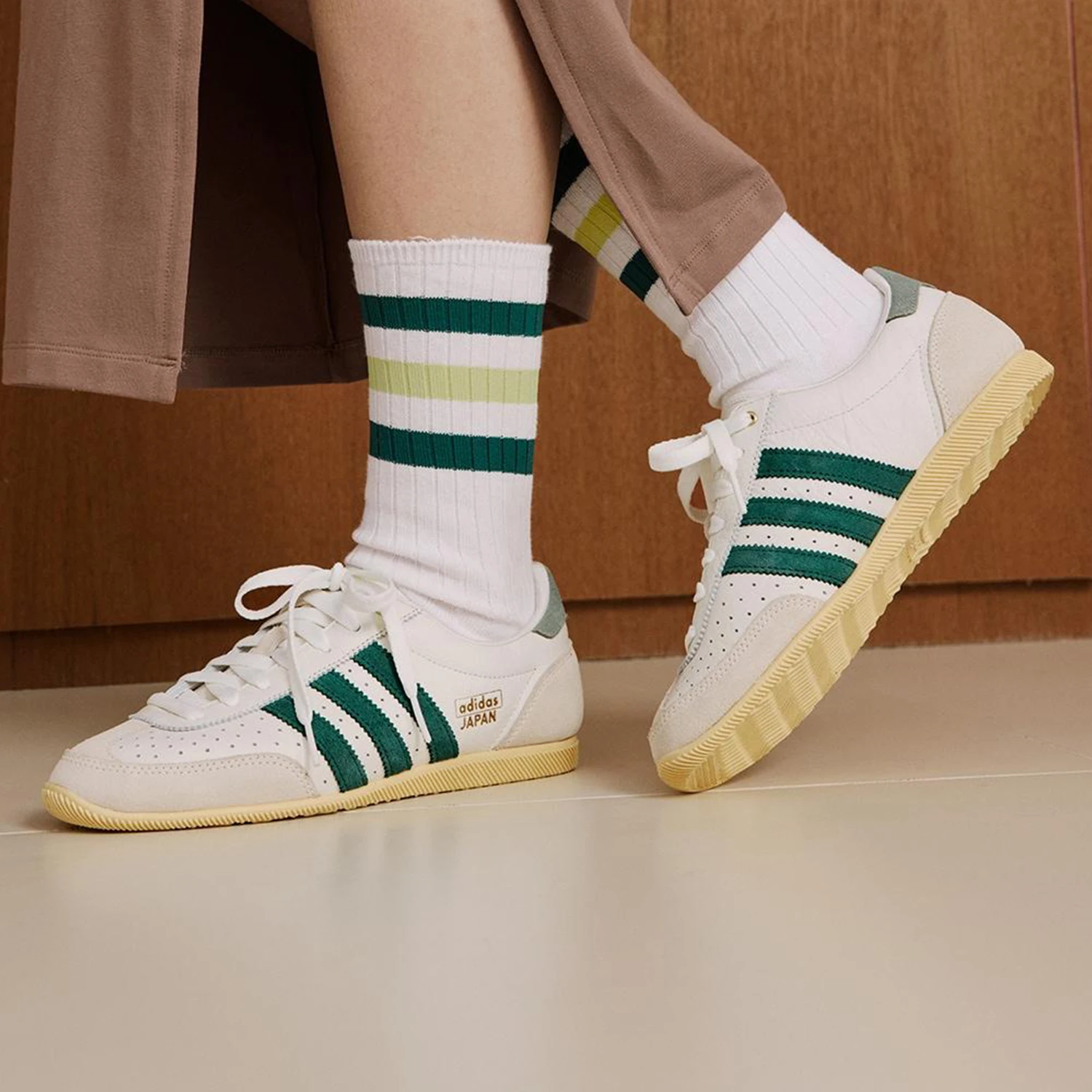 Adidas genuine clover women's lightweight classic low cut casual shoes JI2663
Adidas genuine clover women's lightweight classic low cut casual shoes JI2663