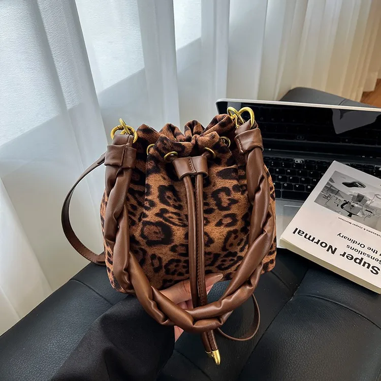 Модная женская сумка через плечо на шнурке, новая трендовая универсальная повседневная сумка, женская сумка-мессенджер
Модная женская сумка через плечо на шнурке, новая трендовая универсальная повседневная сумка, женская сумка-мессенджер