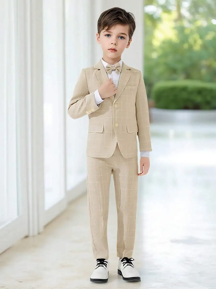 Бежевый клетчатый костюм-двойка для мальчика с галстуком-бабочкой для свадеб и торжественных мероприятий
Бежевый клетчатый костюм-двойка для мальчика с галстуком-бабочкой для свадеб и торжественных мероприятий