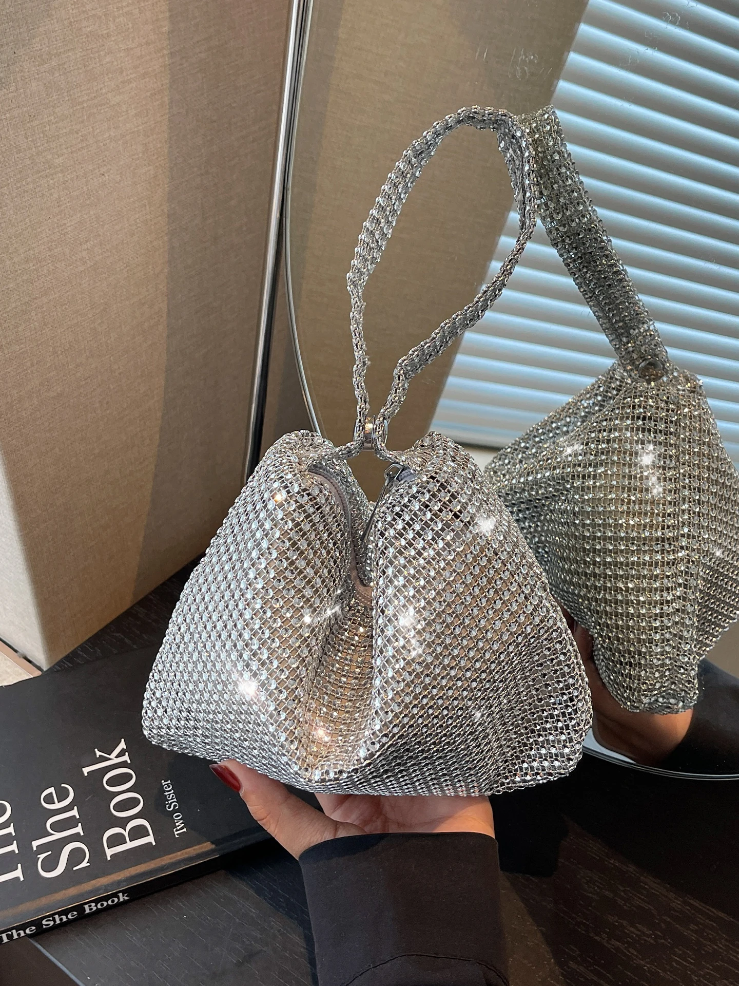 Unique Women's Handbag 2026 New Versatile Commuter Shoulder Bag Summer Leisure Walk Mobile Phone Clutch Sparkling Evening Bag
Unique Women's Handbag 2026 New Versatile Commuter Shoulder Bag Summer Leisure Walk Mobile Phone Clutch Sparkling Evening Bag