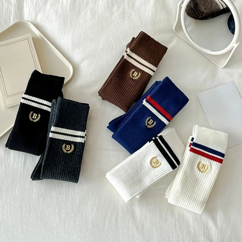 Женские высокие носки для осени и зимы в студенческом стиле с разноцветными полосками, вышивкой двойной иглой, из чистого хлопка, до колена.
Женские высокие носки для осени и зимы в студенческом стиле с разноцветными полосками, вышивкой двойной иглой, из чистого хлопка, до колена.