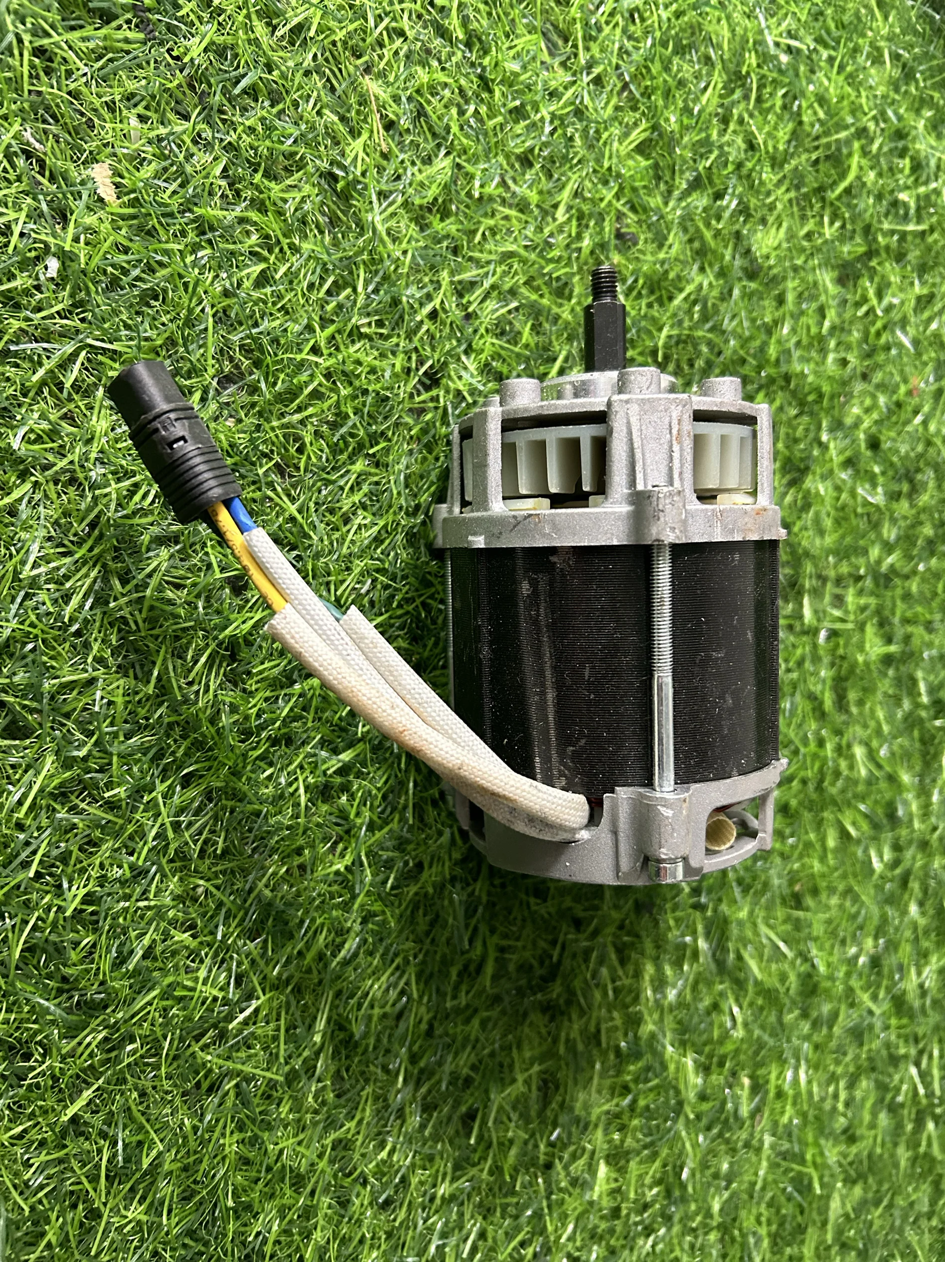 Сильный магнитный бесщеточный двигатель 36 В, скорость 10000 об/мин, мощность 700 Вт
Сильный магнитный бесщеточный двигатель 36 В, скорость 10000 об/мин, мощность 700 Вт