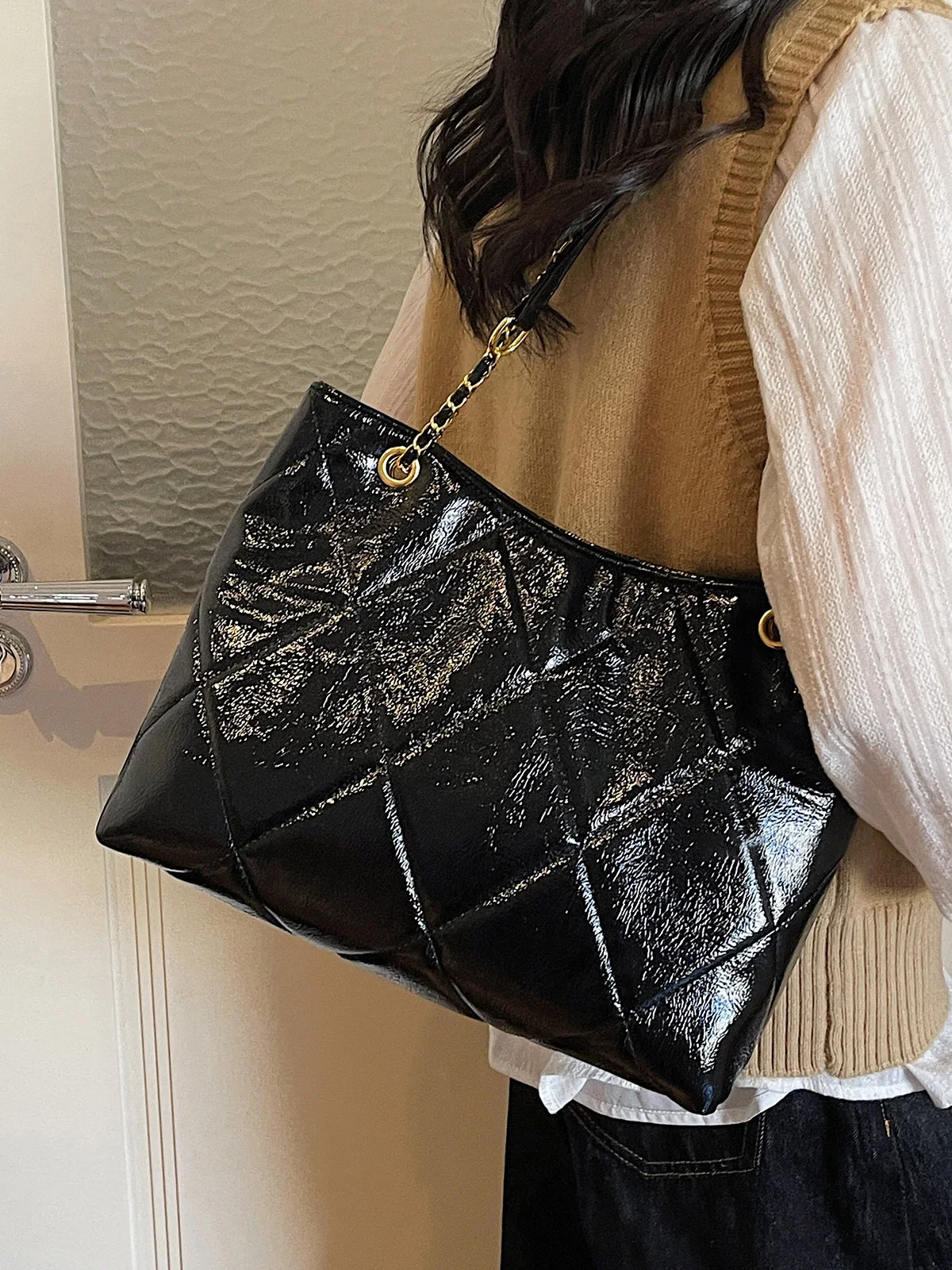 Кожаная сумка-тоут из промасленной кожи в стиле ретро, большая вместимость, на плечо, через плечо, с цепочкой, для женщин, новая модная модель 2026 года, для повседневного использования
Кожаная сумка-тоут из промасленной кожи в стиле ретро, большая вместимость, на плечо, через плечо, с цепочкой, для женщин, новая модная модель 2026 года, для повседневного использования