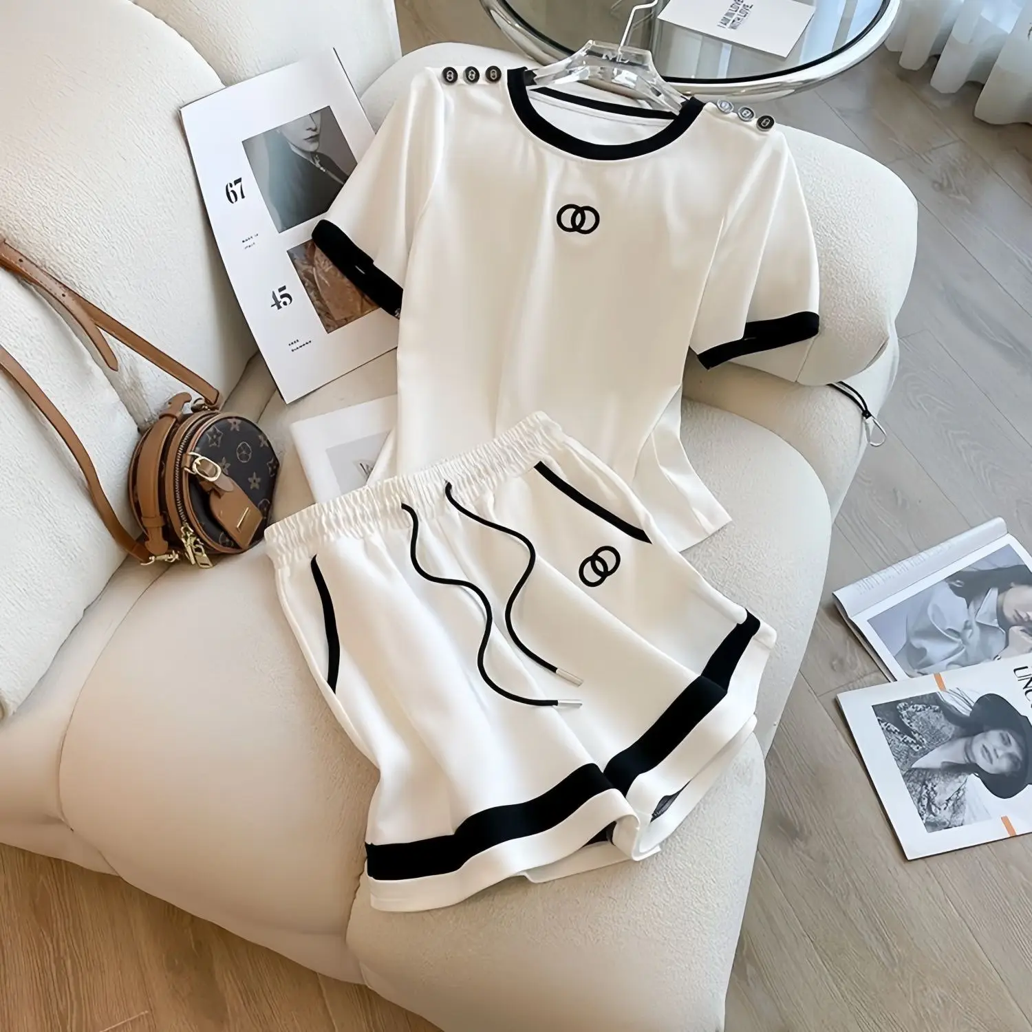 Женская мода, модные короткие комплекты для отдыха, летние универсальные шорты с надписью в стиле пэчворк, шнуровка с круглым вырезом и короткими рукавами, костюм из двух предметов
Женская мода, модные короткие комплекты для отдыха, летние универсальные шорты с надписью в стиле пэчворк, шнуровка с круглым вырезом и короткими рукавами, костюм из двух предметов