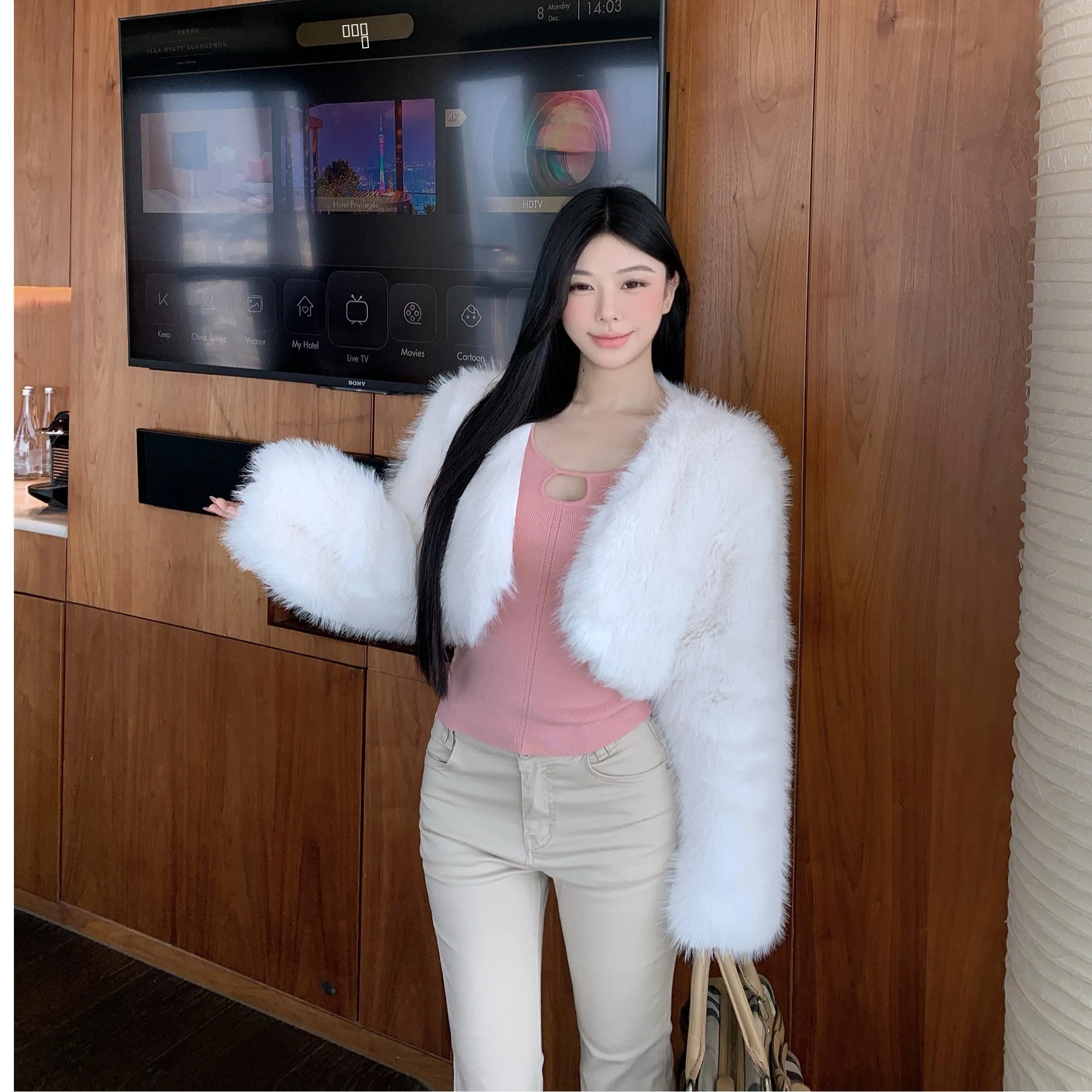 Розовый утягивающий вязаный базовый слой с V-образным вырезом на талии, джинсы-боты, белая шуба, осенне-зимний комплект, женский ансамбль Faion
Розовый утягивающий вязаный базовый слой с V-образным вырезом на талии, джинсы-боты, белая шуба, осенне-зимний комплект, женский ансамбль Faion