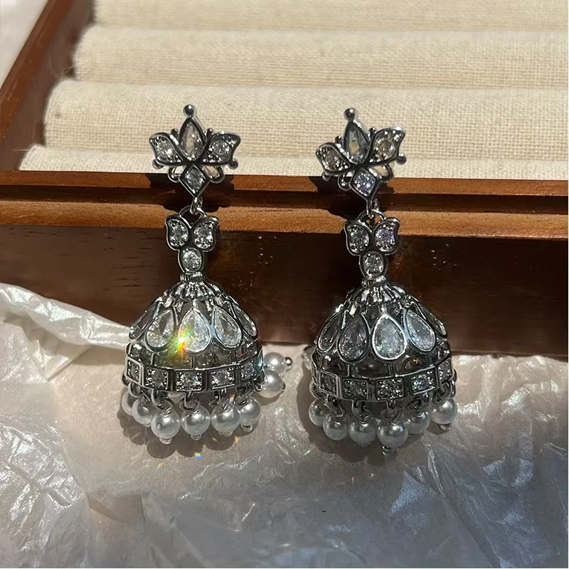 Edward Era European Court Style Silver Skirt's Hemline Pearl Dangling Stud Earring Beaded Actress Exaggerated Statement Jewelry
Edward Era European Court Style Silver Skirt's Hemline Pearl Dangling Stud Earring Beaded Actress Exaggerated Statement Jewelry