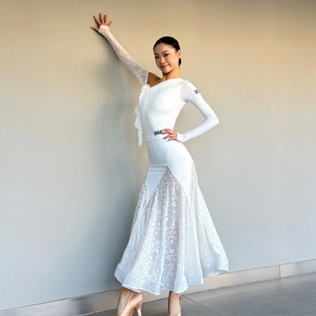 Взрослые платья для бальных танцев самбы, женская одежда для вальса, современная танцевальная одежда, белый топ с нерегулярными рукавами, длинные юбки, костюм SL11652
Взрослые платья для бальных танцев самбы, женская одежда для вальса, современная танцевальная одежда, белый топ с нерегулярными рукавами, длинные юбки, костюм SL11652