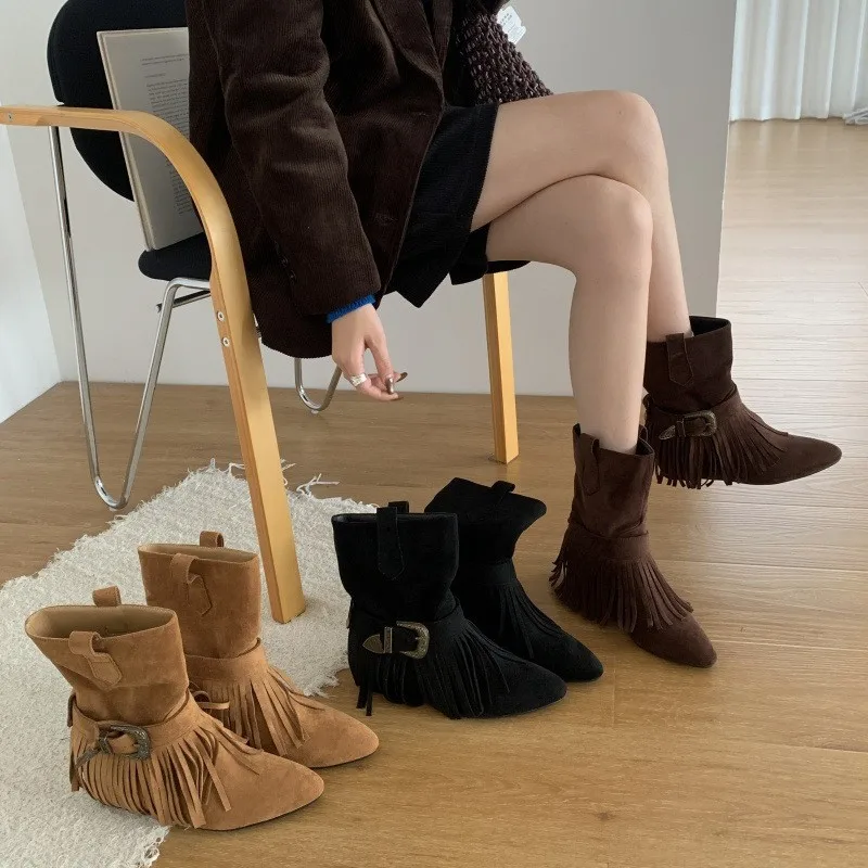 Женские ботинки с квадратной головкой и пряжкой, замшевые рыцарские сапоги с бахромой, женские ботинки в стиле ретро, зимняя модная женская обувь
Женские ботинки с квадратной головкой и пряжкой, замшевые рыцарские сапоги с бахромой, женские ботинки в стиле ретро, зимняя модная женская обувь
