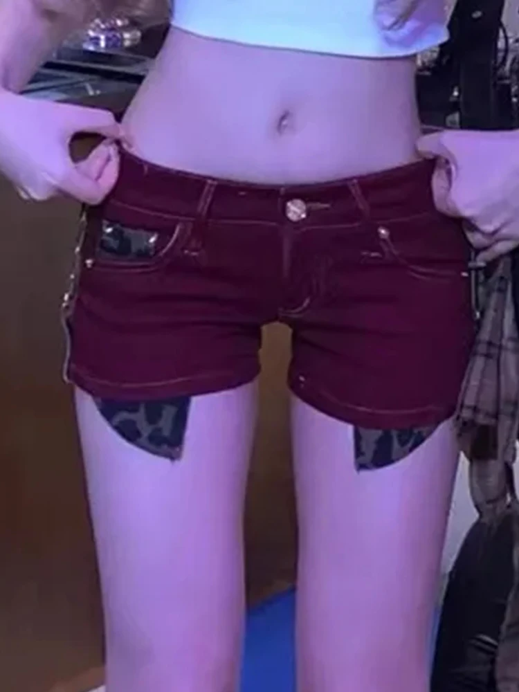 Весенне-летние новые американские пикантные девушки Y2K с низкой талией, облегающие красные короткие джинсовые шорты с леопардовым принтом в стиле пэчворк для женщин 2025
Весенне-летние новые американские пикантные девушки Y2K с низкой талией, облегающие красные короткие джинсовые шорты с леопардовым принтом в стиле пэчворк для женщин 2025