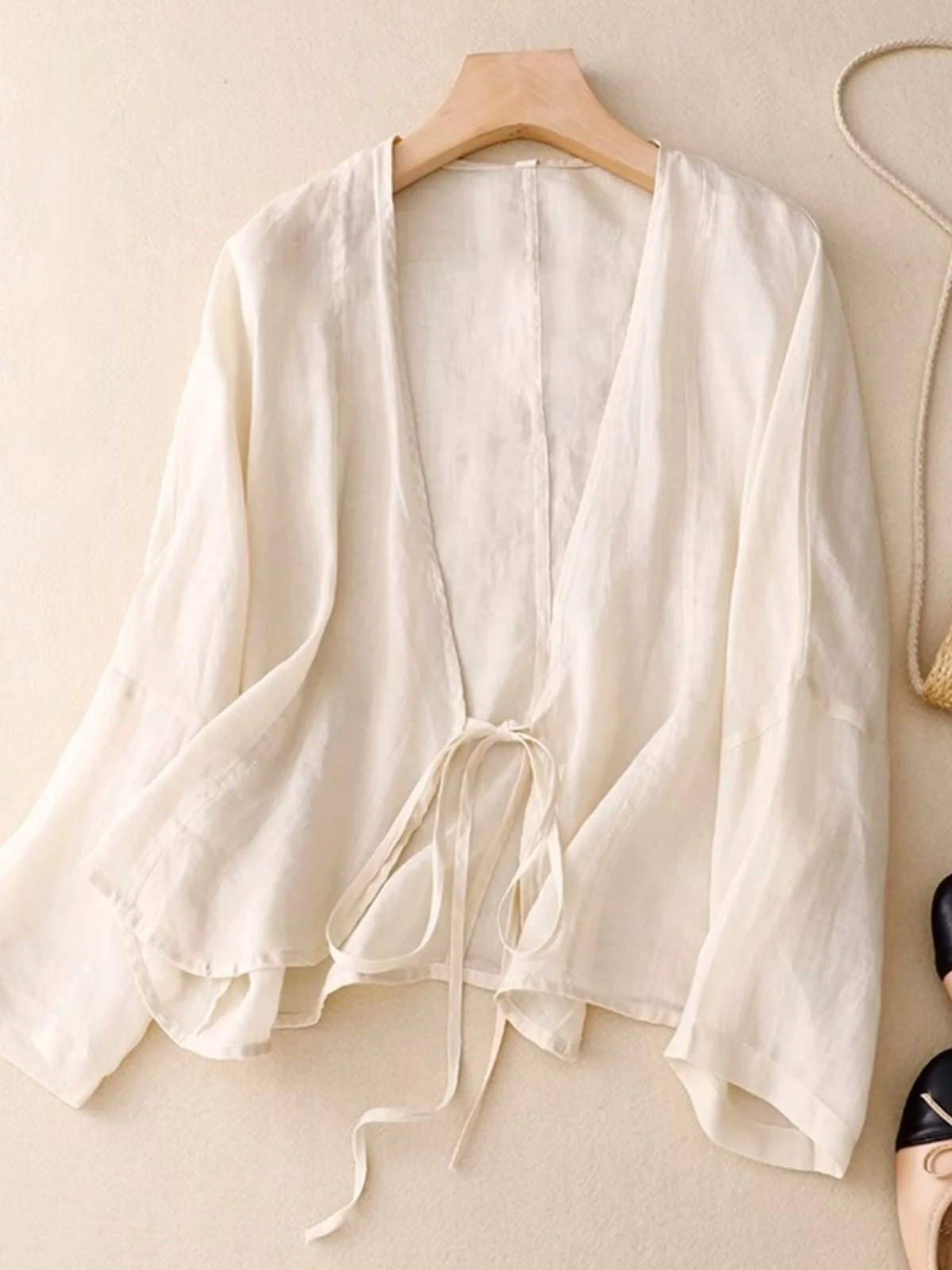 High-End Japanese Style Cotton Linen Belted Sun Protection Shirt Women's V-Neck Thin Outerwear Pure Color Linen Shirt
High-End Japanese Style Cotton Linen Belted Sun Protection Shirt Women's V-Neck Thin Outerwear Pure Color Linen Shirt