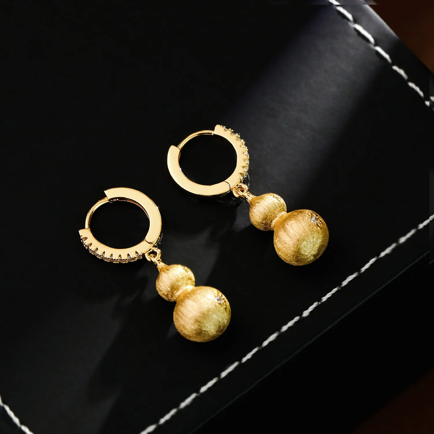 High Quality Same Style Sand Gold Ancient Method Dot Diamond Brushed Gourd Stud Earrings For Women Luxury Design Lucky Fortune
High Quality Same Style Sand Gold Ancient Method Dot Diamond Brushed Gourd Stud Earrings For Women Luxury Design Lucky Fortune
