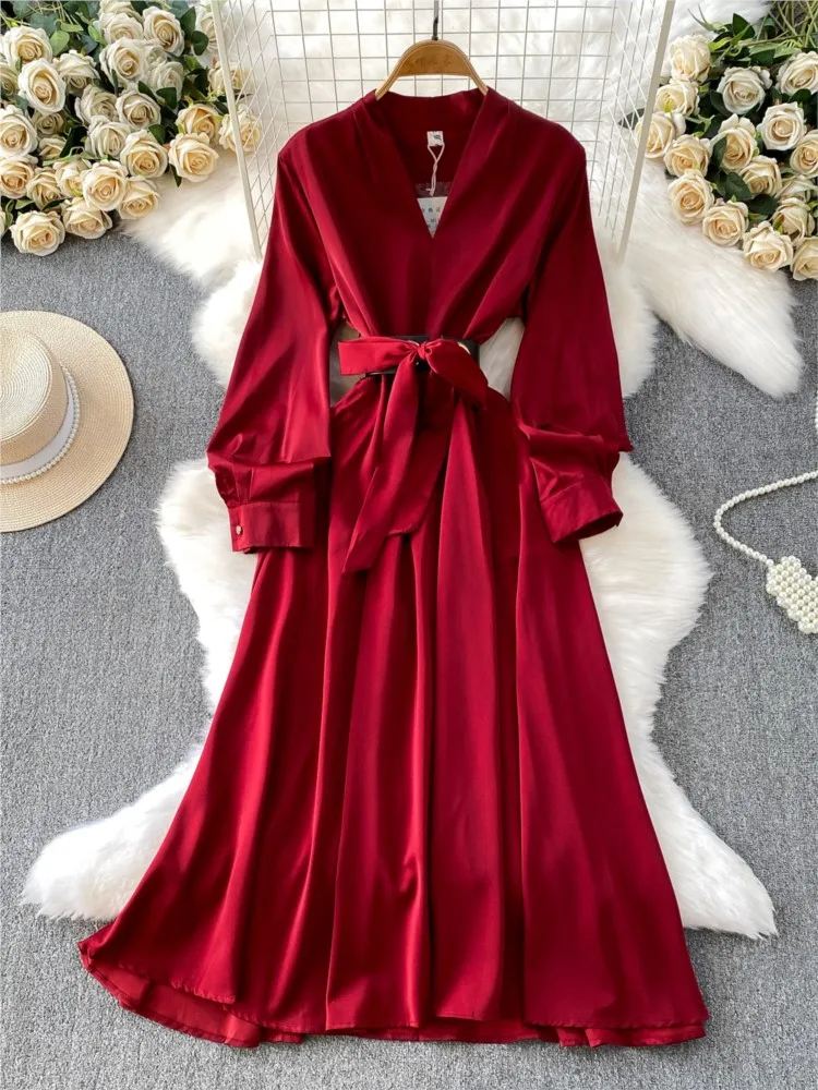 A long skirt with satin collar design cinched waist and wide swing
A long skirt with satin collar design cinched waist and wide swing