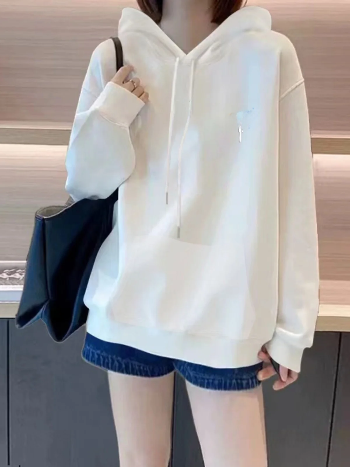 Белая женская толстовка с капюшоном, тонкая, больших размеров, свободного кроя, с буквенным принтом, с длинными рукавами, осенне-зимняя верхняя одежда
Белая женская толстовка с капюшоном, тонкая, больших размеров, свободного кроя, с буквенным принтом, с длинными рукавами, осенне-зимняя верхняя одежда