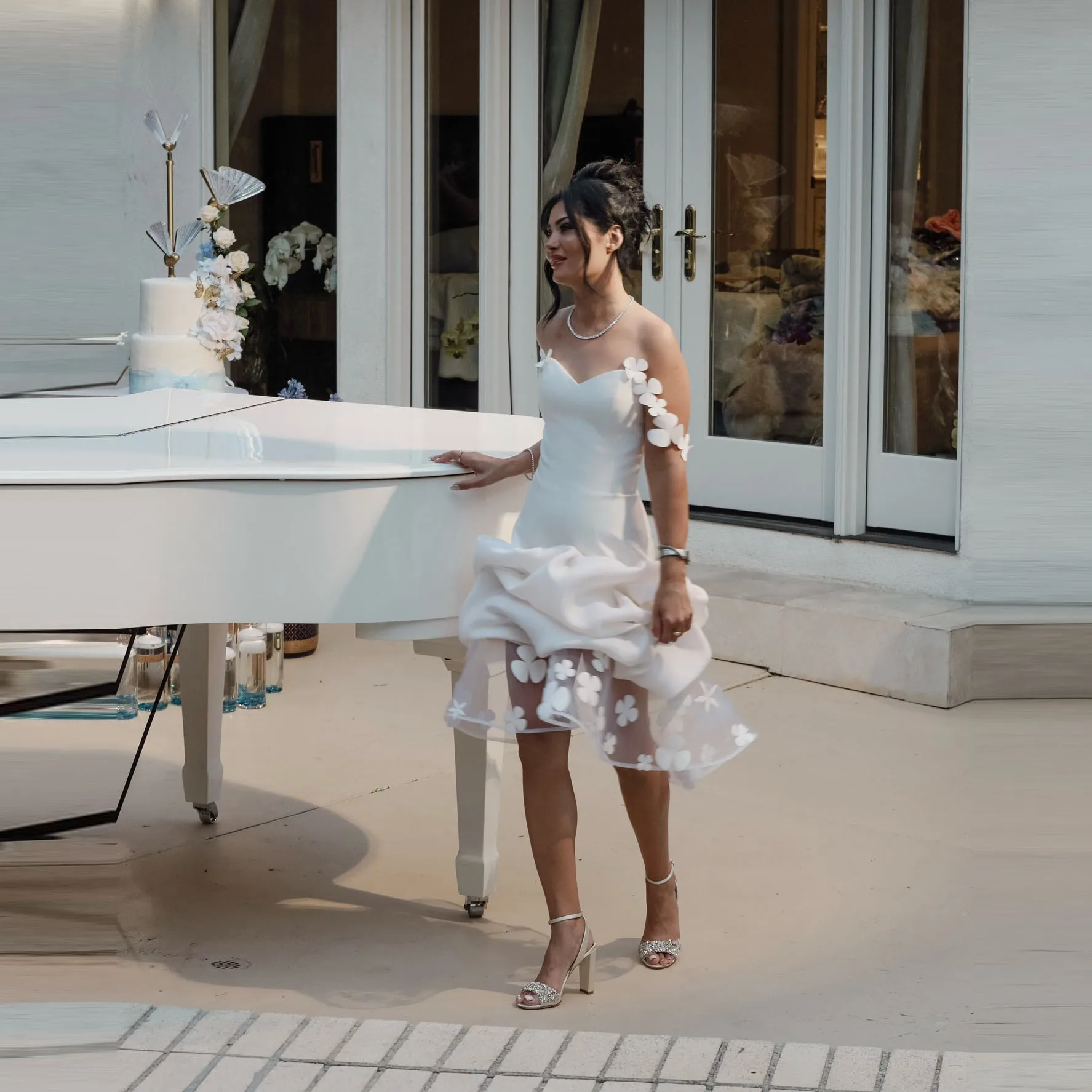 White Off‑Shoulder Chiffon Wedding Dress with Floral Lace, Short Light‑weight Satin & Sheer Mesh Elegant Party & Bridal Outfit
White Off‑Shoulder Chiffon Wedding Dress with Floral Lace, Short Light‑weight Satin & Sheer Mesh Elegant Party & Bridal Outfit