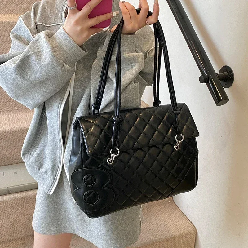 Parisian Fashion Crossbody Bag Luxury Solid Color Leather Satchel Vintage Minimalist Clutch With Modern Letter Detailing
Parisian Fashion Crossbody Bag Luxury Solid Color Leather Satchel Vintage Minimalist Clutch With Modern Letter Detailing