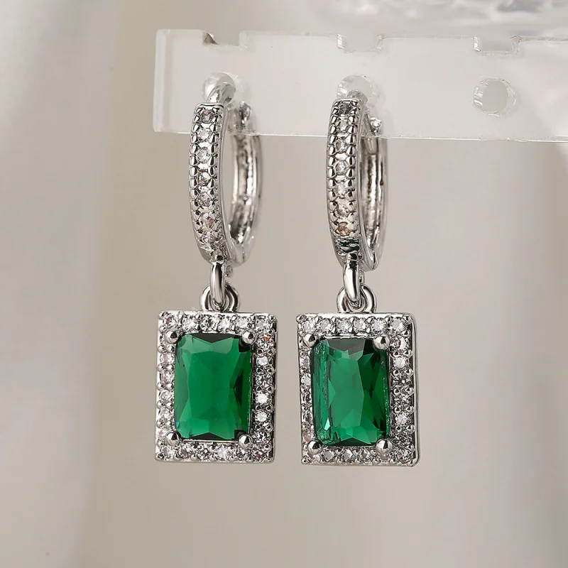 Fashionable Light Luxury Emerald Zircon Square for Women, Niche Retro Earrings, Simple Versatile Ear Jewelry
Fashionable Light Luxury Emerald Zircon Square for Women, Niche Retro Earrings, Simple Versatile Ear Jewelry