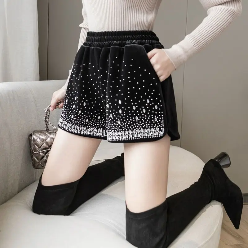 Elastic Waist Gold Velvet Shorts Autumn Winter New All-match Loose Street Casual A-line Shorts Vintage Fashion Women Clothing
Elastic Waist Gold Velvet Shorts Autumn Winter New All-match Loose Street Casual A-line Shorts Vintage Fashion Women Clothing