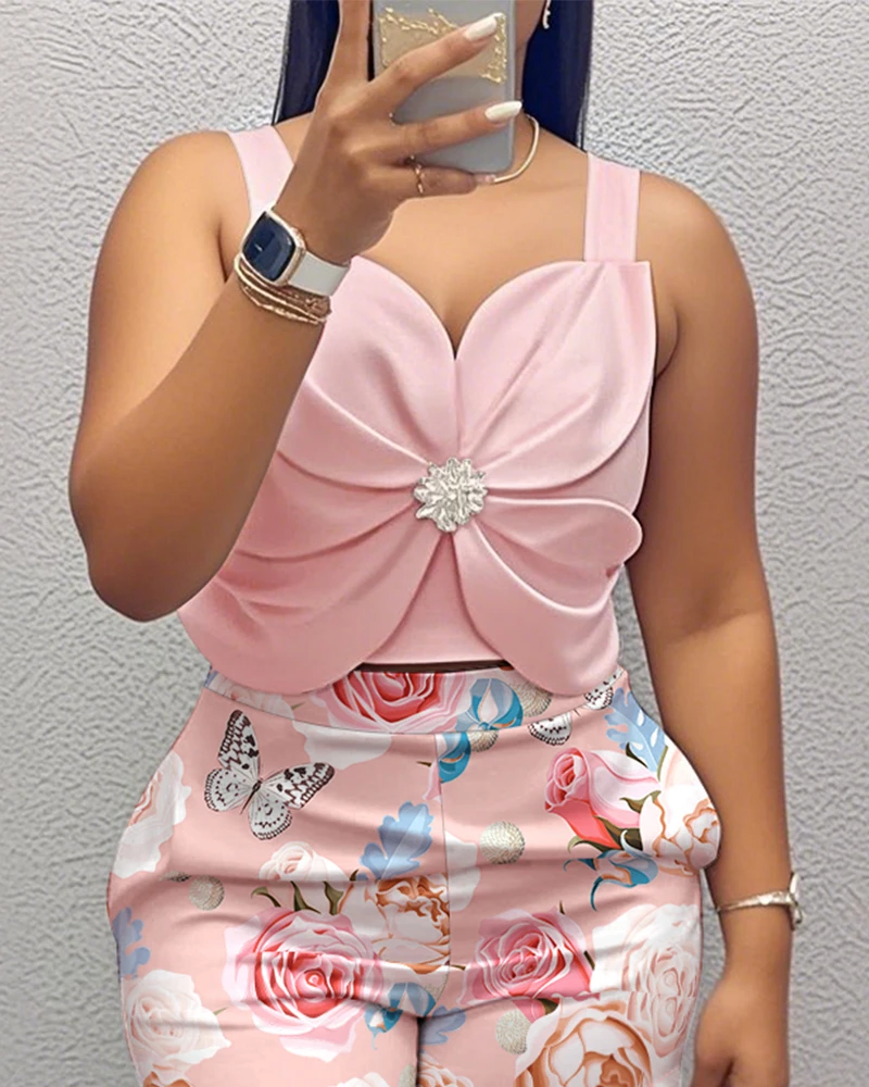 2 Pieces Summer Outfit for Women 3D Flower Thick Strap Rhinestone Decor Shirred Crop Tank Top & Casual Floral Print Shorts Set
2 Pieces Summer Outfit for Women 3D Flower Thick Strap Rhinestone Decor Shirred Crop Tank Top & Casual Floral Print Shorts Set
