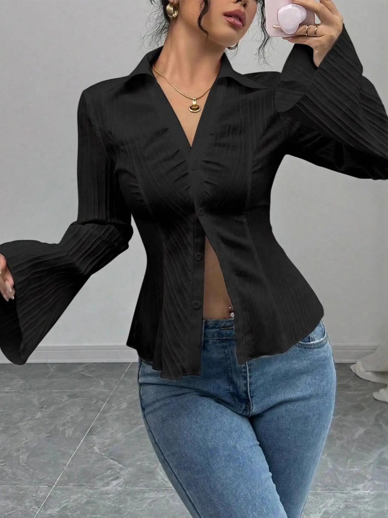 Women's slim-fit V-neck bell-sleeve shirt, suitable for wearing on formal occasions.Fashionable and versatile style
Women's slim-fit V-neck bell-sleeve shirt, suitable for wearing on formal occasions.Fashionable and versatile style
