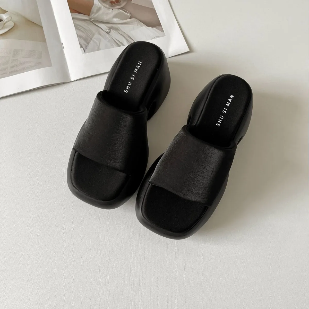 Лето 2022, новые атласные атласные тапочки на толстой подошве, женские пляжные босоножки на высоком каблуке
Лето 2022, новые атласные атласные тапочки на толстой подошве, женские пляжные босоножки на высоком каблуке