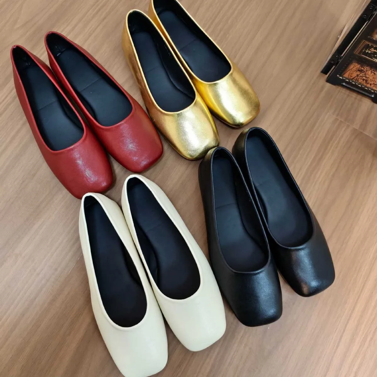 2026 New Spring Women's Flat Ballet Shoes Minimalist Retro Square Toe Granny Shoes High Version Unique Soft Leather Shoes
2026 New Spring Women's Flat Ballet Shoes Minimalist Retro Square Toe Granny Shoes High Version Unique Soft Leather Shoes