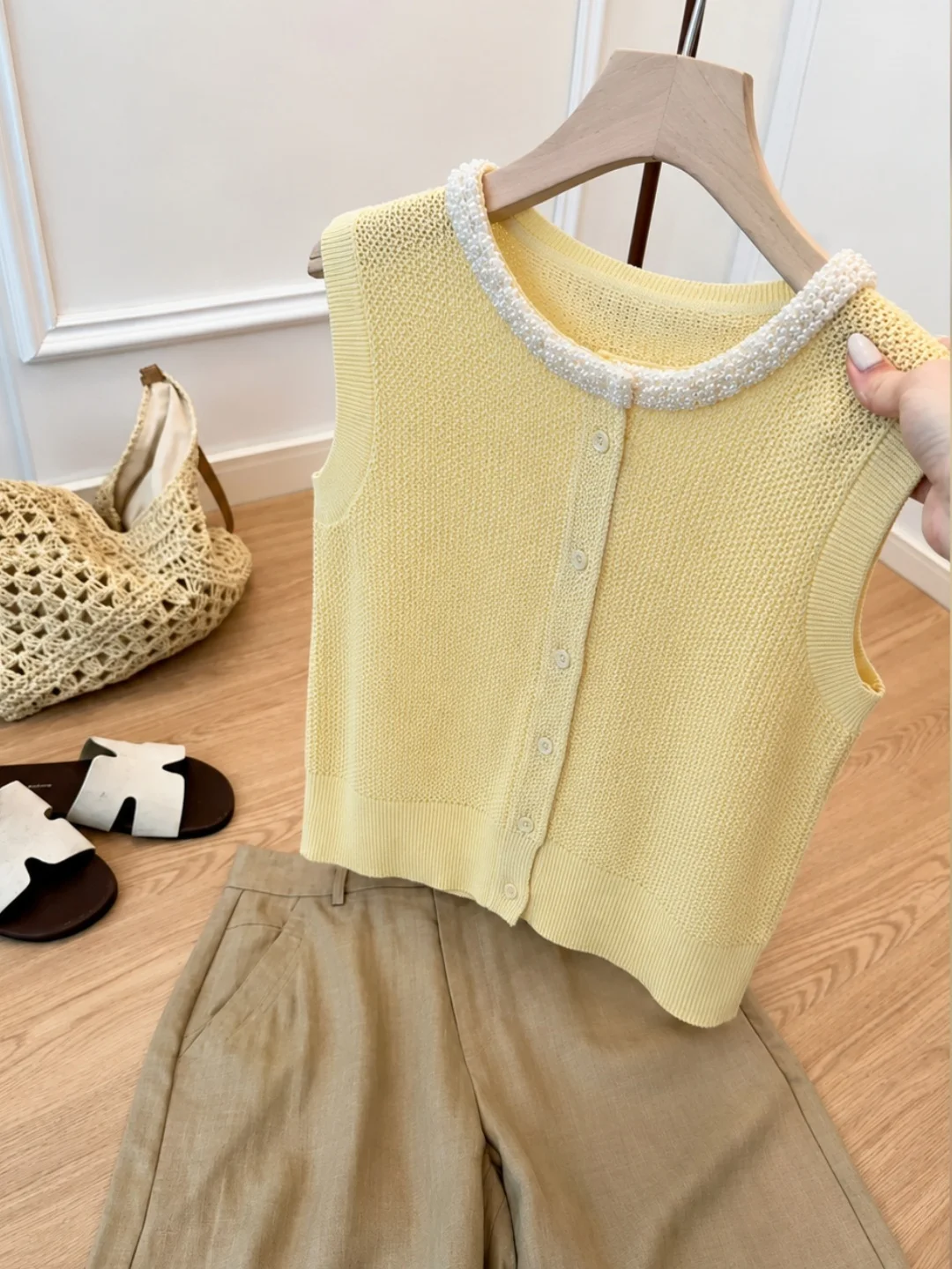 Ice Silk Knitted Vest Single Button Design Summer Trendy Ageless Sleeveless Top Commute Style Straight Cut Korean Version
Ice Silk Knitted Vest Single Button Design Summer Trendy Ageless Sleeveless Top Commute Style Straight Cut Korean Version