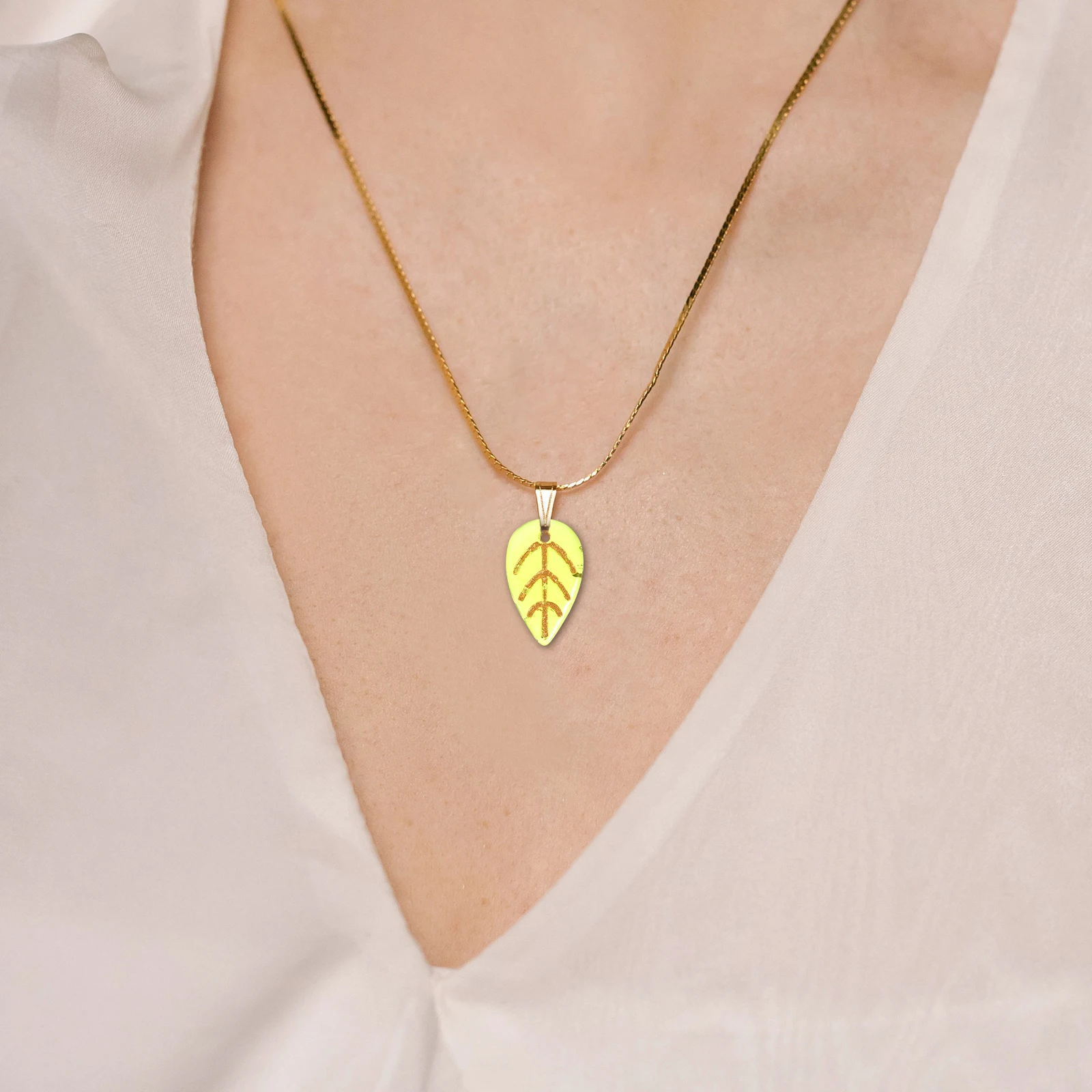 100 Pcs Glass Leaf Charm Necklace Pendant DIY Jewelry Making Crafts Supplies Bracelet Charms Retro Accessories
100 Pcs Glass Leaf Charm Necklace Pendant DIY Jewelry Making Crafts Supplies Bracelet Charms Retro Accessories