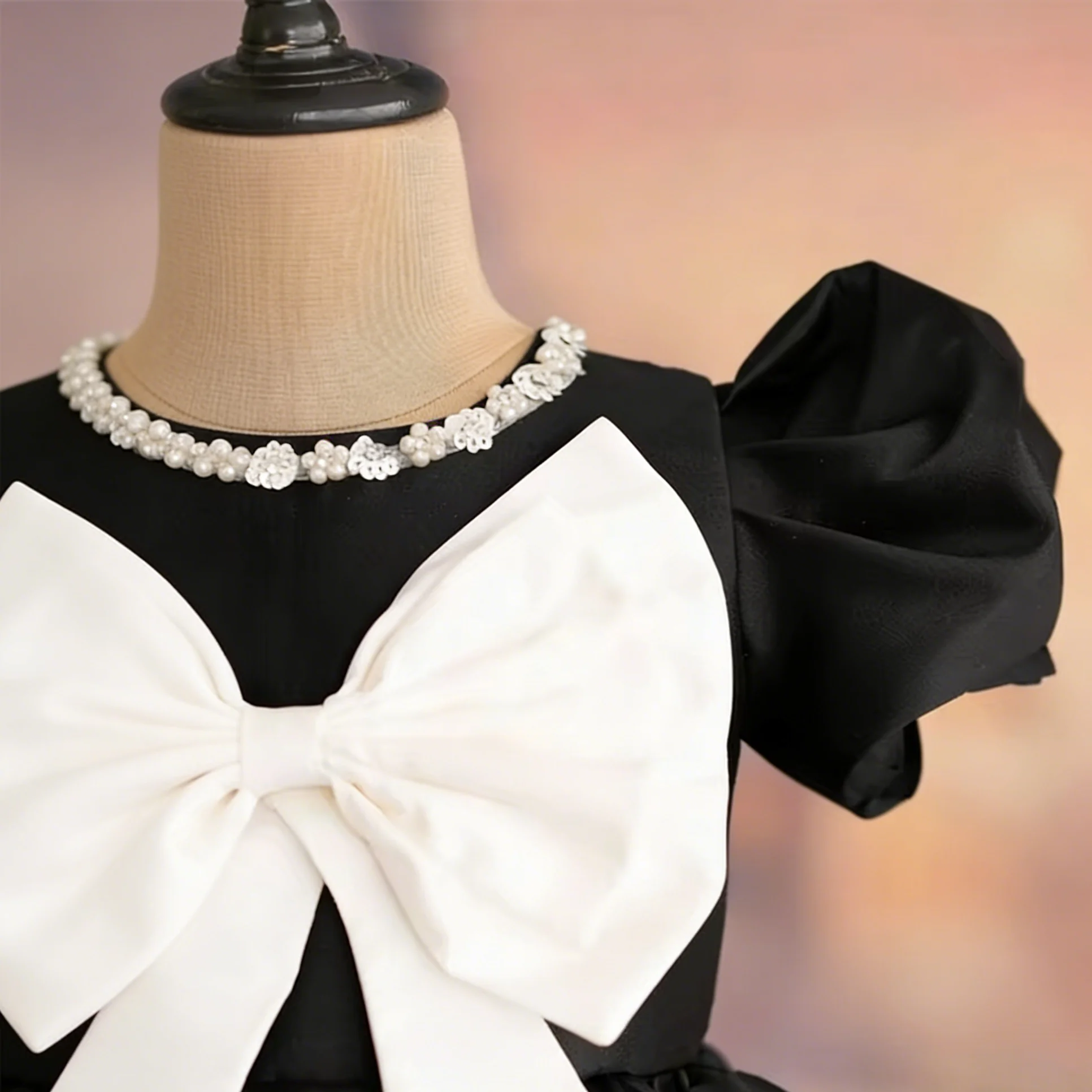 Customized Black Flower Girl Dress for Wedding Bow Beading High Waist Short Sleeve Elegant Kids Birthday First Communion Gown
Customized Black Flower Girl Dress for Wedding Bow Beading High Waist Short Sleeve Elegant Kids Birthday First Communion Gown