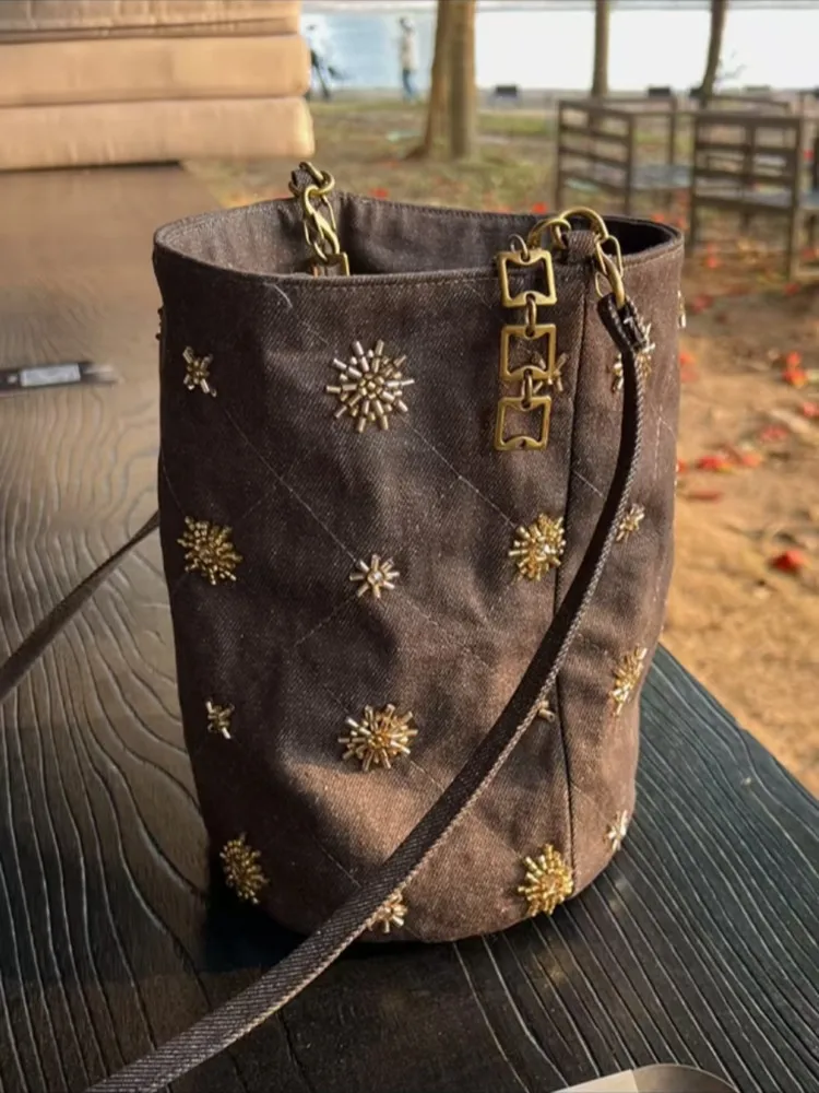 New 2025 Glitter Embroidery Buet Bag Large Capaci Denim Handbag Faionable Chinese Sle Crossbody Bag for All Seasons
New 2025 Glitter Embroidery Buet Bag Large Capaci Denim Handbag Faionable Chinese Sle Crossbody Bag for All Seasons