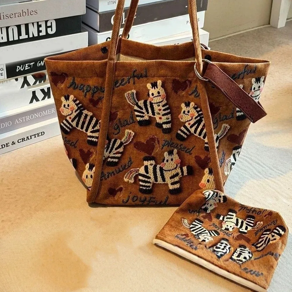 Портативная повседневная сумка-тоут с изображением лошади пони, большая вместительная сумка на плечо с принтом в корейском стиле, милая новогодняя сумка для путешествий
Портативная повседневная сумка-тоут с изображением лошади пони, большая вместительная сумка на плечо с принтом в корейском стиле, милая новогодняя сумка для путешествий