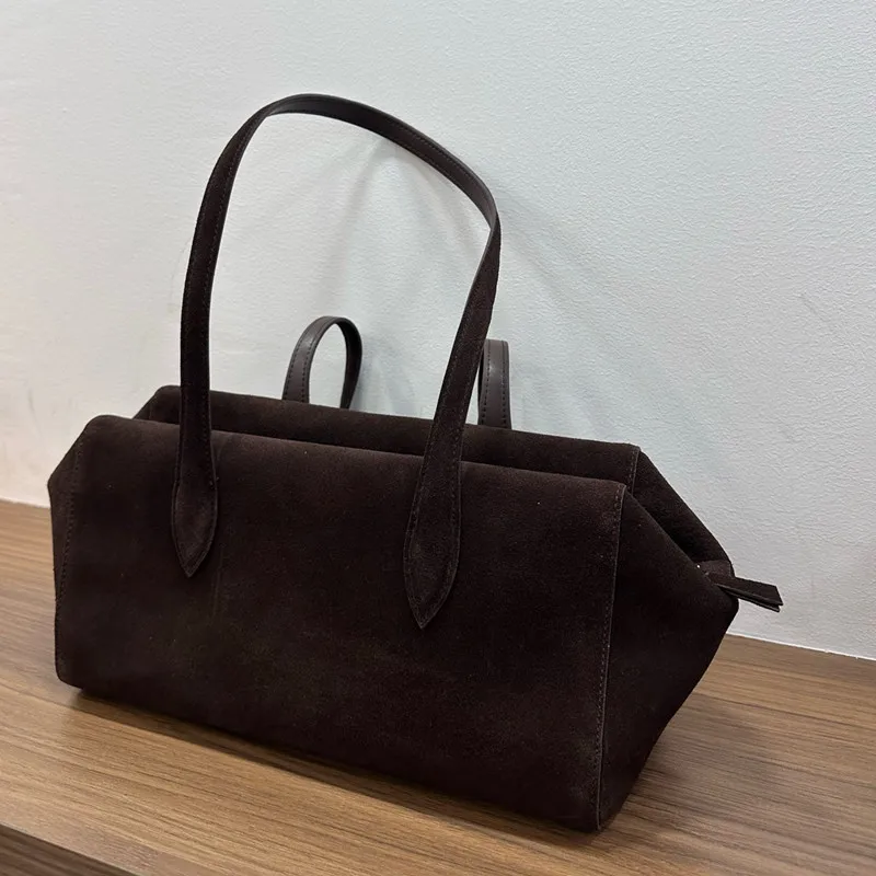 2026 New Winter Retro and Minimalist Maillard Color Tote Large Bag Real Chamois Cow Leather Lady's Commuter Handbag
2026 New Winter Retro and Minimalist Maillard Color Tote Large Bag Real Chamois Cow Leather Lady's Commuter Handbag