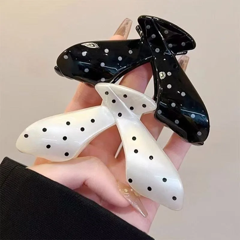 1 pieces of women's polka dot semi-circular hair accessories, simple and fashionable temperament, cute claw hair accessories
1 pieces of women's polka dot semi-circular hair accessories, simple and fashionable temperament, cute claw hair accessories