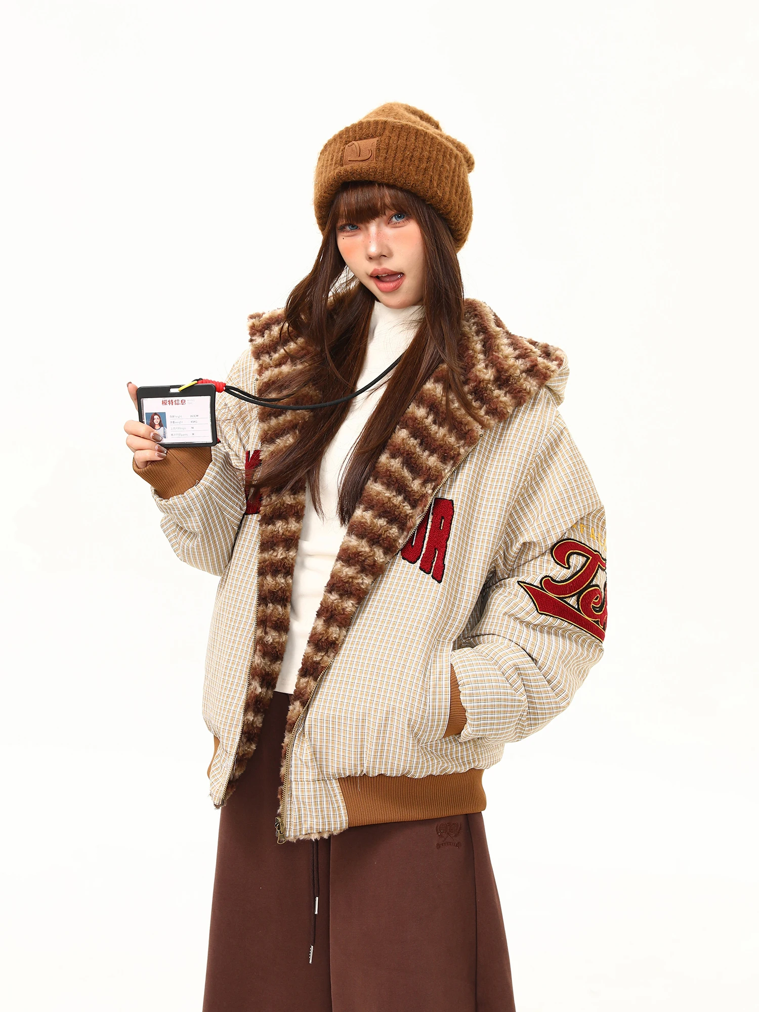 Thiened Plu Hooded Letter Embroidery Towel Women's Cotton Jaet Street Sle Loose Fit Long Sve Zipper Closure Coat
Thiened Plu Hooded Letter Embroidery Towel Women's Cotton Jaet Street Sle Loose Fit Long Sve Zipper Closure Coat