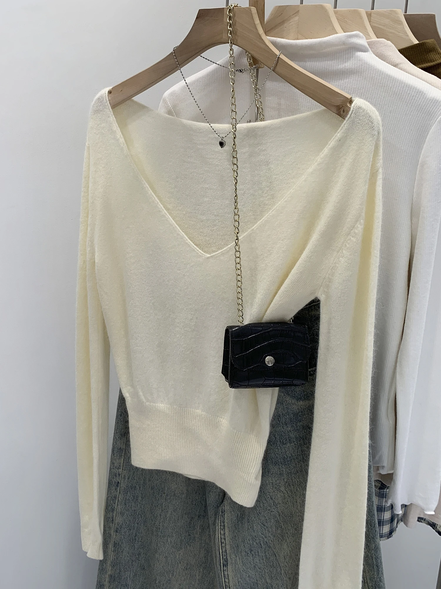 Korean Style Long Sleeve Knitted Woolen Sweater Women's V-neck Waist-cinched Top Breathable Comfortable Nylon Blend Casual Wear
Korean Style Long Sleeve Knitted Woolen Sweater Women's V-neck Waist-cinched Top Breathable Comfortable Nylon Blend Casual Wear