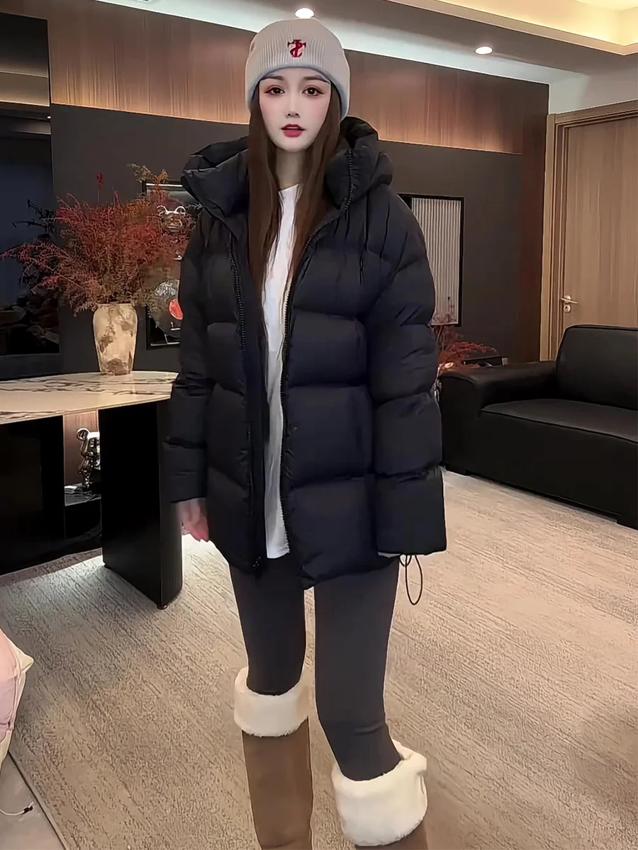 Корейская женская пуховая куртка Cloud Puffin с длинными рукавами, теплая, утолщенная, свободного кроя, средней длины, с капюшоном, черная, зимняя
Корейская женская пуховая куртка Cloud Puffin с длинными рукавами, теплая, утолщенная, свободного кроя, средней длины, с капюшоном, черная, зимняя