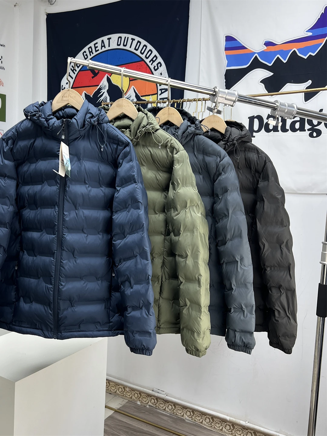 Легкая теплая зимняя хлопковая куртка с отражающими элементами, внутренней строчкой, молодежный городской стиль, длинный рукав, застежка-молния...
Легкая теплая зимняя хлопковая куртка с отражающими элементами, внутренней строчкой, молодежный городской стиль, длинный рукав, застежка-молния...