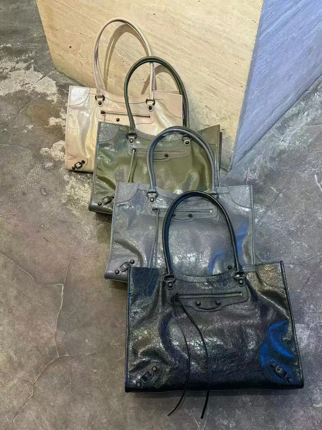 2025 New Outlet Rivet Motorcycle Bag Large Capaci Retro Tote Buet Bag Top Layer Cowhide Handbag Single oulder Bag
2025 New Outlet Rivet Motorcycle Bag Large Capaci Retro Tote Buet Bag Top Layer Cowhide Handbag Single oulder Bag