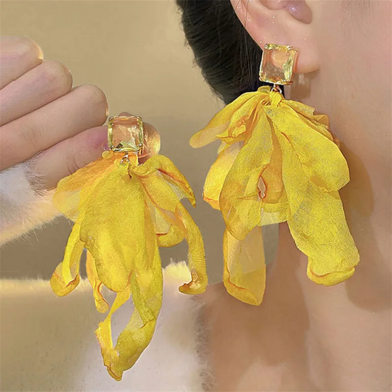 Super fairy yellow flower earrings women's summer sweet petal temperament earrings high-end niche design exquisite earrings
Super fairy yellow flower earrings women's summer sweet petal temperament earrings high-end niche design exquisite earrings
