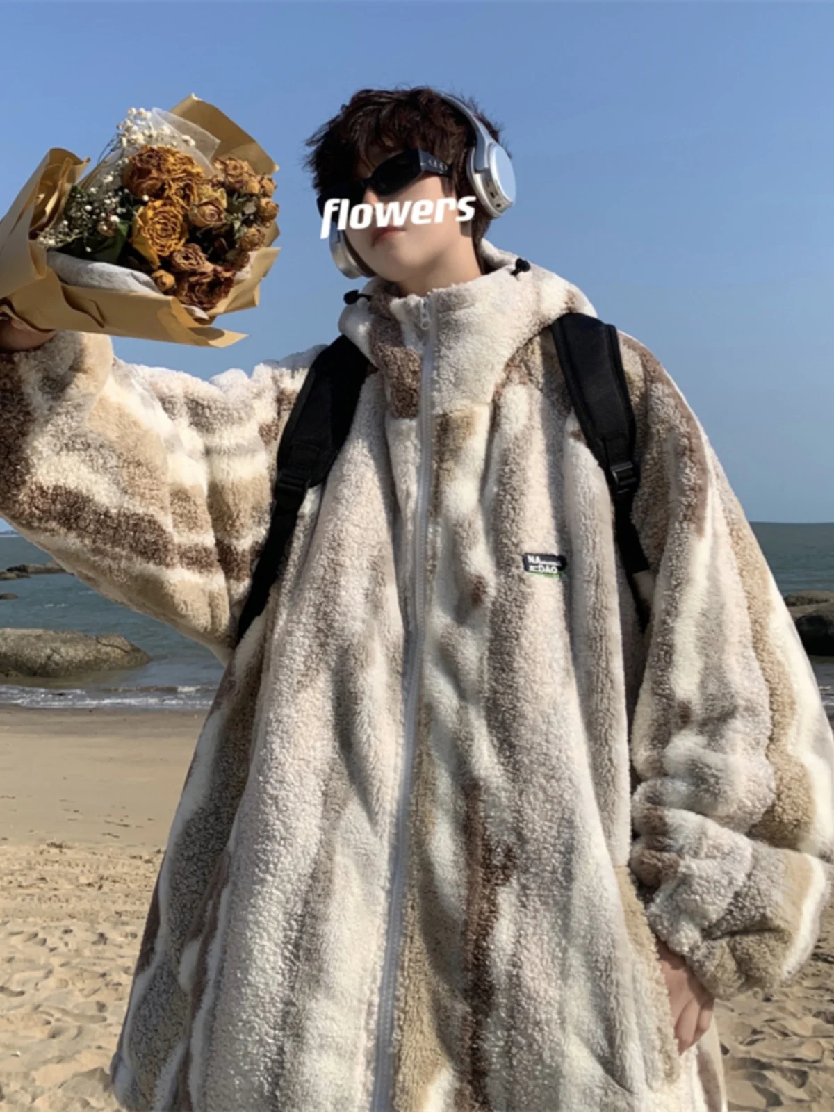 Мужская утепленная куртка оверсайз из овечьего флиса, новая зимняя модель, свободный крой, хлопковое пальто с капюшоном, молодежная модная теплая повседневная одежда
Мужская утепленная куртка оверсайз из овечьего флиса, новая зимняя модель, свободный крой, хлопковое пальто с капюшоном, молодежная модная теплая повседневная одежда