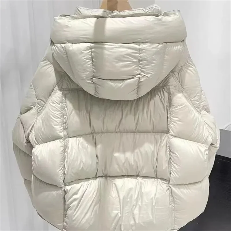Зимняя женская модная свободная пуховая хлопковая куртка 2025 Femme, пуховая хлопковая верхняя одежда с капюшоном, корейская женская хлопковая стеганая куртка с длинными рукавами
Зимняя женская модная свободная пуховая хлопковая куртка 2025 Femme, пуховая хлопковая верхняя одежда с капюшоном, корейская женская хлопковая стеганая куртка с длинными рукавами