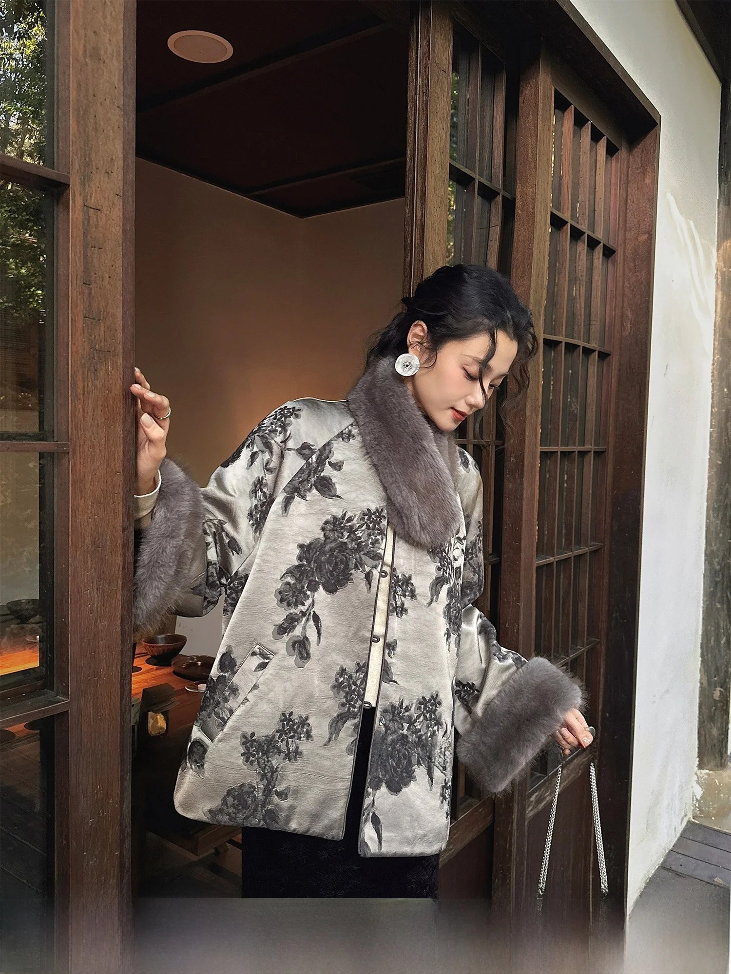 Sanji Bla Flower New Chinese Sle Thiened Cotton Jaet Winter Clothes 2025 New Model Top Coat Trendy Long Sve
Sanji Bla Flower New Chinese Sle Thiened Cotton Jaet Winter Clothes 2025 New Model Top Coat Trendy Long Sve