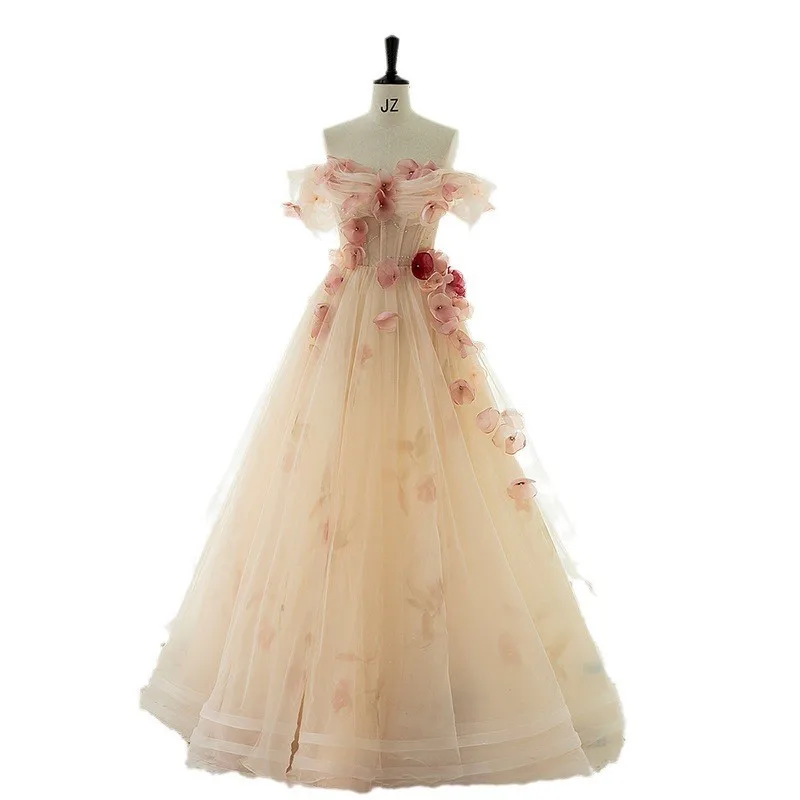 A three-dimensional rose toasting banquet with an ethereal and puffy skirt
A three-dimensional rose toasting banquet with an ethereal and puffy skirt