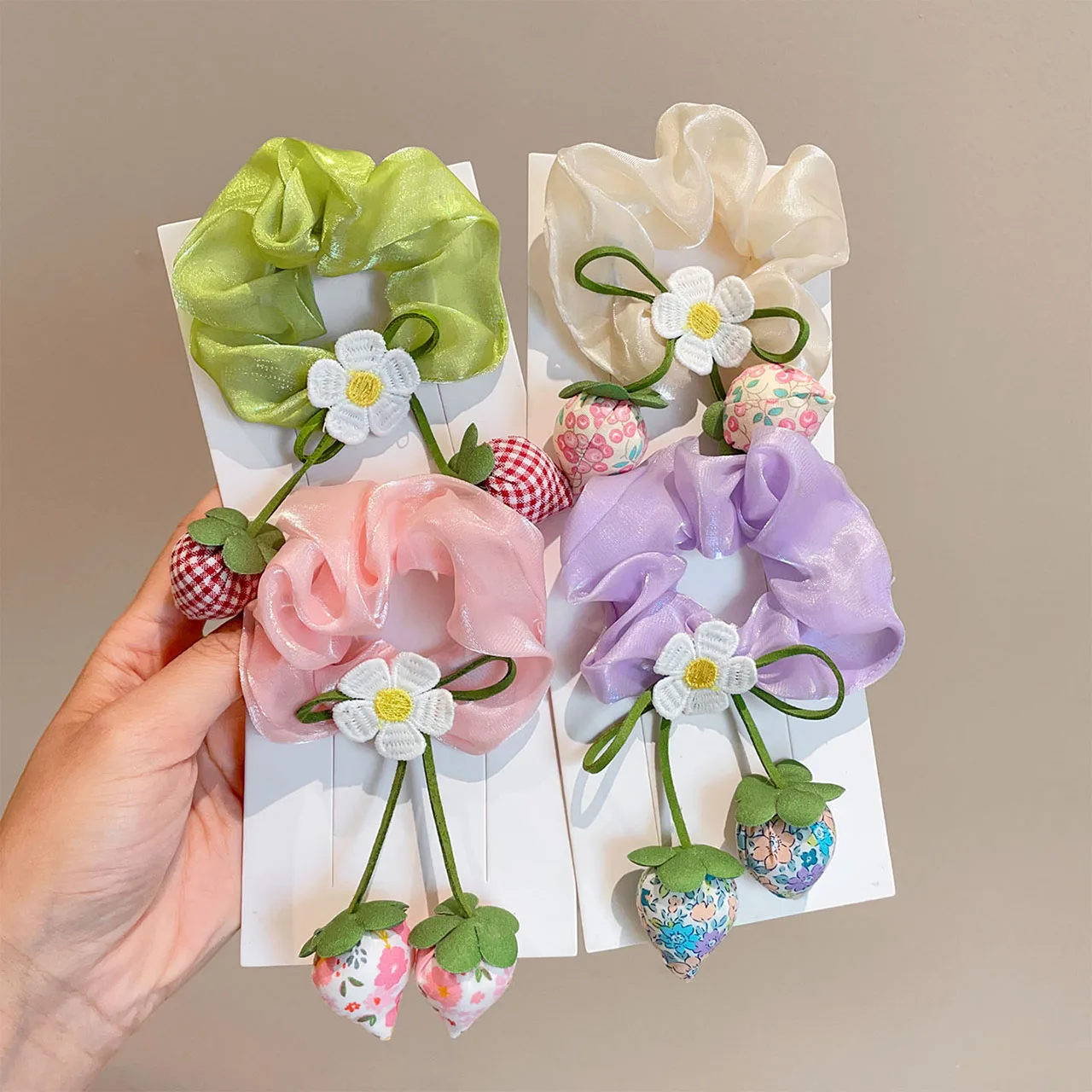 Сладкий цветочный бант, веревки для волос принцессы для девочек, сказочная клубничная подвеска, резинки, хвост, фрикадельки, головные уборы, детский головной убор
Сладкий цветочный бант, веревки для волос принцессы для девочек, сказочная клубничная подвеска, резинки, хвост, фрикадельки, головные уборы, детский головной убор