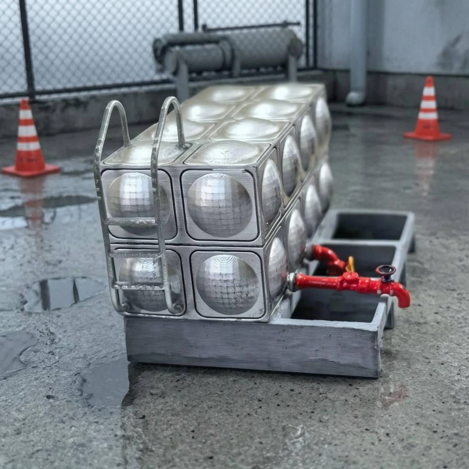 Miniature Resin Water Tank Silver-Toned Silver 1:64 Scale Tank Model Red Valve Fittings Ladder-Like Frame
Miniature Resin Water Tank Silver-Toned Silver 1:64 Scale Tank Model Red Valve Fittings Ladder-Like Frame