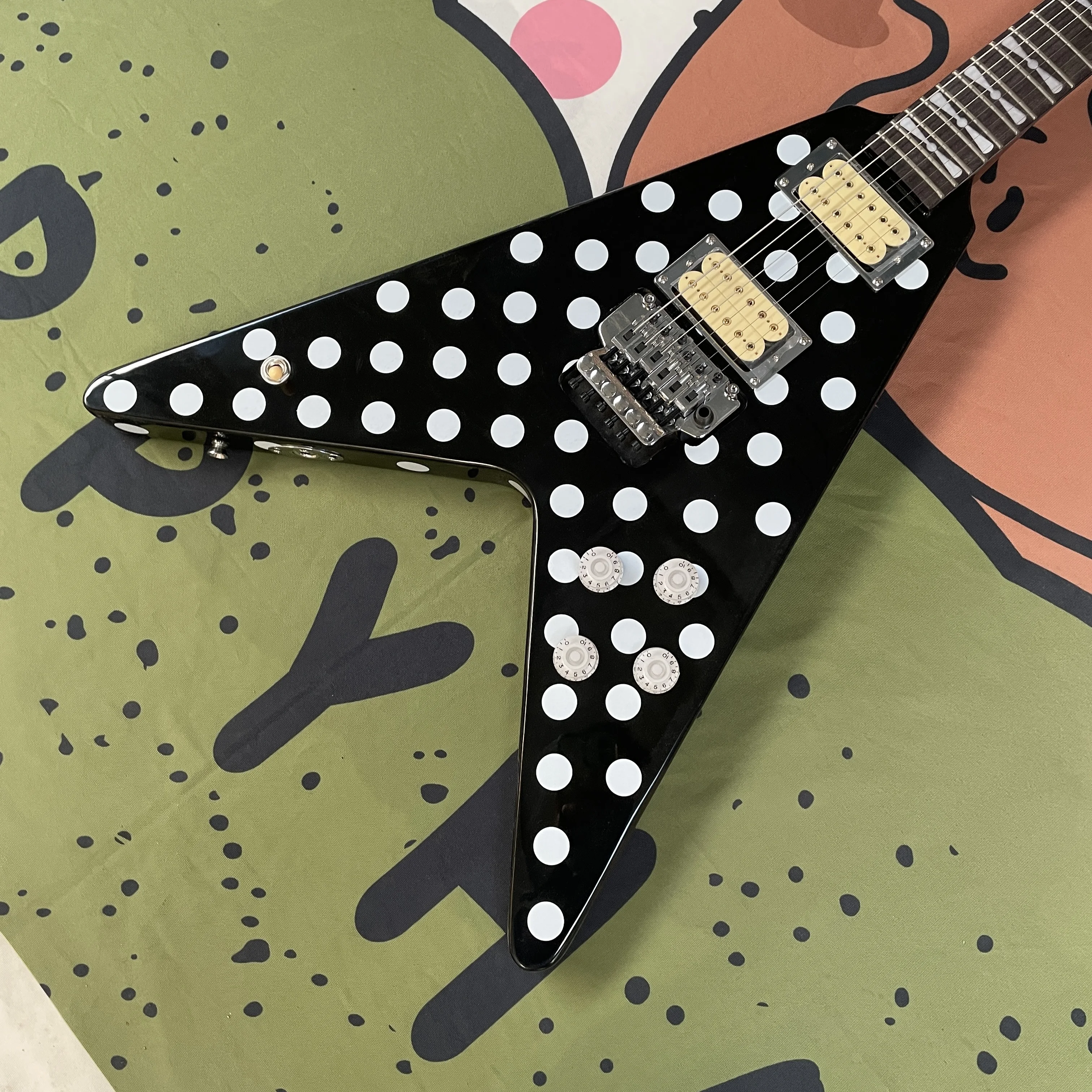 Asymmetrical Black Base White Dot Guitar with Dual Locking Tremolo System Electric Guitar
Asymmetrical Black Base White Dot Guitar with Dual Locking Tremolo System Electric Guitar
