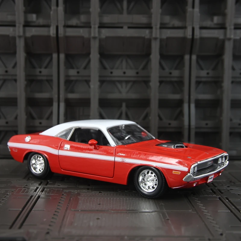 Maisto 1:24 simulation Dodge Challenger R/T Coupe 1970 alloy car model, doors and hood can open retro sports car
Maisto 1:24 simulation Dodge Challenger R/T Coupe 1970 alloy car model, doors and hood can open retro sports car