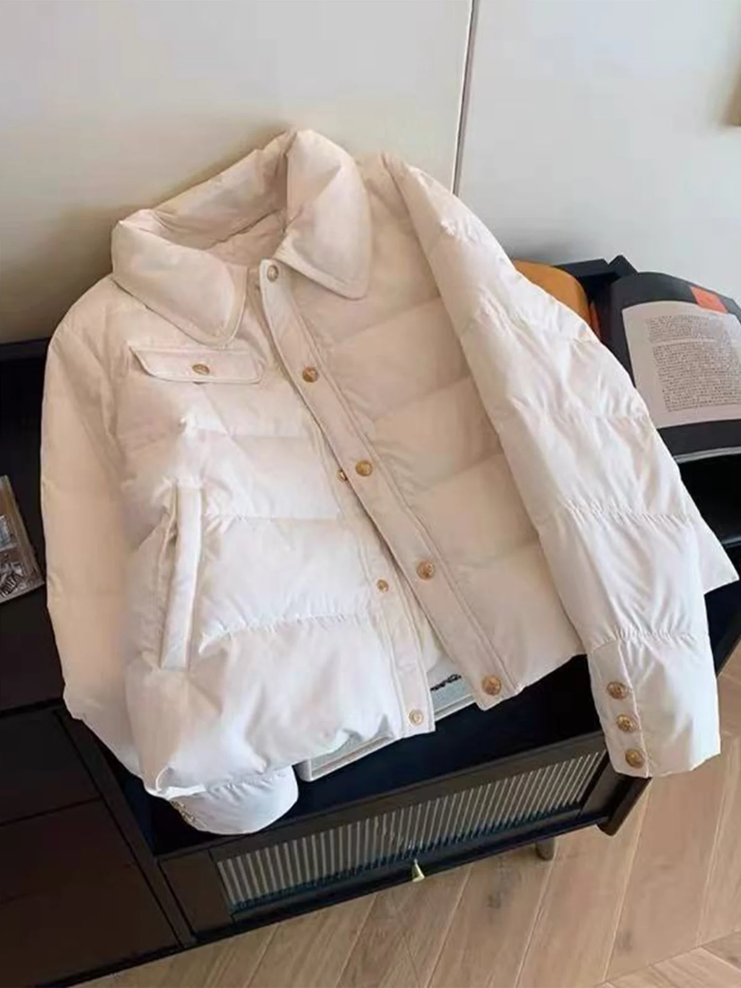 Зимняя женская хлопковая куртка с отложным воротником, белая, с золотыми пуговицами, универсальная верхняя одежда, элегантный стиль, корейский дизайн
Зимняя женская хлопковая куртка с отложным воротником, белая, с золотыми пуговицами, универсальная верхняя одежда, элегантный стиль, корейский дизайн